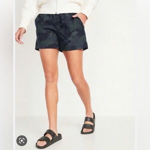Old Navy Mid-Rise Shorts in Olive Camouflage - Size S